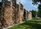 Das rekonstruierte Keltentor ist aus vielen Holzpflöckengebaut, die mit Steinen ausgefüllt sind. Und oben wurde die Konstruktion mit Holzlatten noch weiter erhöht.