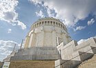 Der imposante Rundbau der Befreiungshalle auf dem Michelsberg. Rechts sind die Treppenstufen, die zu ihr hoch führen zu sehen. Der Himmel strahlt blau und ist leicht bedeckt.