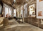 Der Ausstellungsraum ist im Felsenkeller, der  in den Naturfels ausgeschlagen wurde. Es hängen an den Wänden lauter Infotafeln.