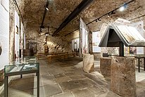 Der Ausstellungsraum ist im Untergeschoss. Es sind einige Tischvitrinen und weitere Exponate zu sehen. Der Felsenkeller wurde in den Naturfels ausgeschlagen.