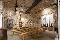 Der Ausstellungsraum befindet sich im Felsenkeller, der in den Naturfels geschlagen wurde. Es sind in der Mitte einige Holzbänke aufgereiht und an der rechten Wand ist vier Infotafeln aufgehängt.