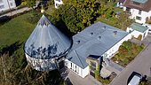 Kirche von oben aus mit blauem Spitzdach
