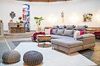Die Kirche von Ihnen mit Sofa und im Hintergrund einen Altar.
