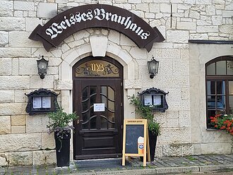 Weißes Bräuhaus Kelheim Die Gebäude bestehen zum Teil seit 1607. Hier sieht man den Eingang mit dem Schriftzug und den Lampen rechts und links